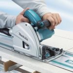 Scie plongeante 1300 W lame 165 mm rail de guidage profondeur coupe 56 mm 5200 tr/min